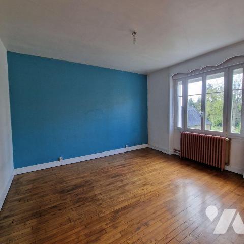 A vendre, dans la commune de Saint Pierre des Nids, une maison de ville d'une surface d'environ...