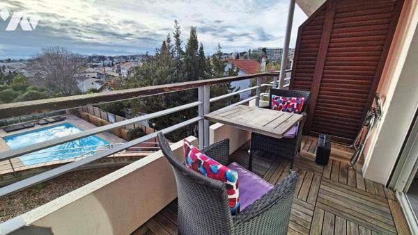 Dans résidence de tourisme, un studio avec terrasse et parking, vendu loué.