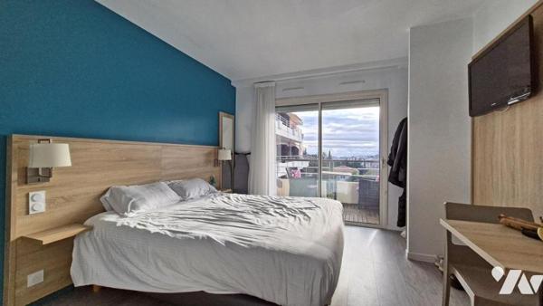 Dans résidence de tourisme, un studio avec terrasse et parking, vendu loué.