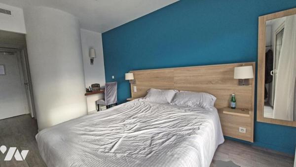 Dans résidence de tourisme, un studio avec terrasse et parking, vendu loué.