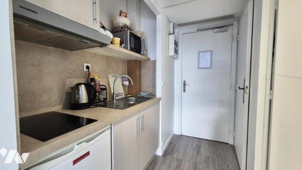 Dans résidence de tourisme, un studio avec terrasse et parking, vendu loué.