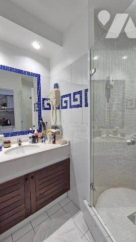 Dans résidence de tourisme, un studio avec terrasse et parking, vendu loué.