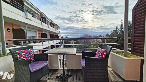 Dans résidence de tourisme, un studio avec terrasse et parking, vendu loué.