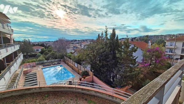 Dans résidence de tourisme, un studio avec terrasse et parking, vendu loué.