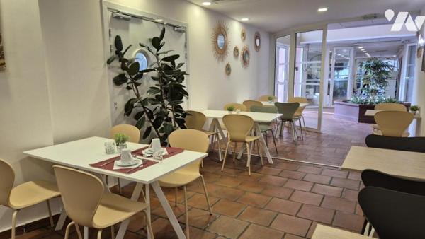 Dans résidence de tourisme, un studio avec terrasse et parking, vendu loué.