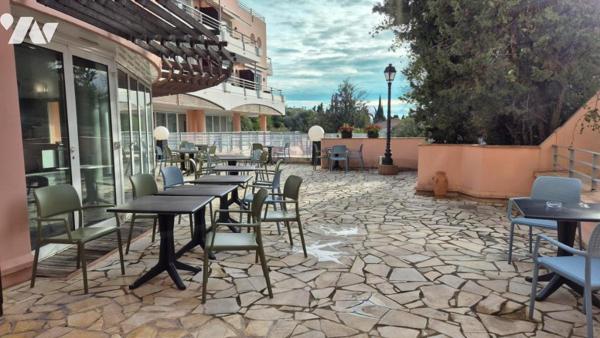 Dans résidence de tourisme, un studio avec terrasse et parking, vendu loué.