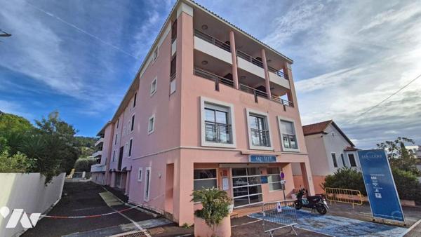 Dans résidence de tourisme, un studio avec terrasse et parking, vendu loué.