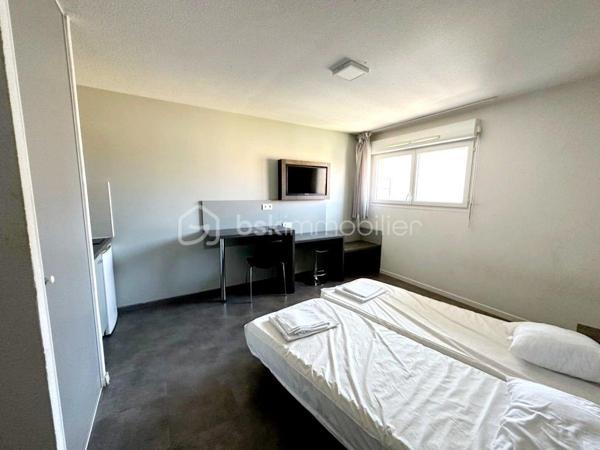 Venez découvrir ce studio idéal investisseur.

Aux portes de Montpellier, proche de toutes commodités, accès Tram et centre commercial
Studio de 21 m2 environ au rez-de-chaussée, composé d'une cuisine équipée et d'une salle d'eau avec douche à l'italienne et WC.
Vendu entièrement meublé et loué.
Cette résidence, propose également une piscine commune, une salle de musculation avec spa et Hammam ainsi qu'un parking privatif
sécurisé.

Il n'est pas possible de le gérer soi même, de l'habiter, d'en faire une résidence principale ou secondaire. C'est un pur placement financier

Situé dans la résidence City'in et géré par la société Vancancéole, ce studio est idéal pour l'investissement. En effet, un bail avec vacancéole
est signé ce qui vous assure un montant de loyer annuel.
Le montant versé annuellement est de 3260 HT euros. La taxe foncière 243 est d'environ euros.