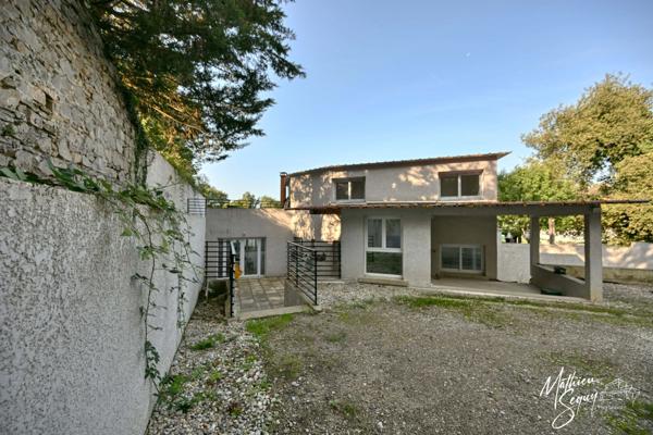 Ensemble Immobilier à St Genis Laval en zone activité, vendu libre d'occupation