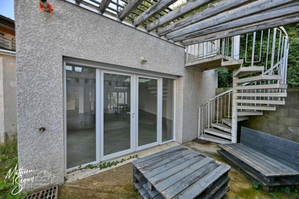 Ensemble Immobilier à St Genis Laval en zone activité, vendu libre d'occupation