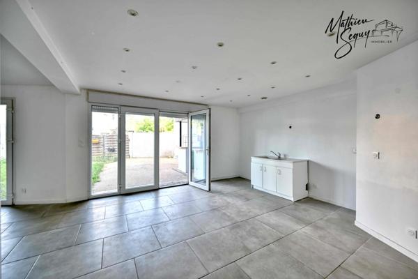 Ensemble Immobilier à St Genis Laval en zone activité, vendu libre d'occupation
