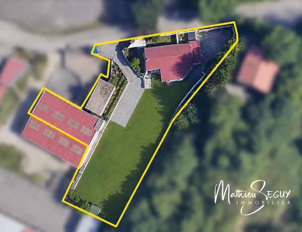 Ensemble Immobilier à St Genis Laval en zone activité, vendu libre d'occupation