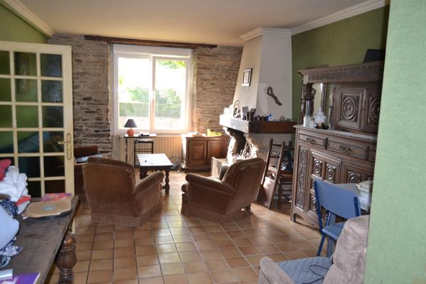 Guimaëc (29620) Guimaec centre bourg, maison en pierre 1930, cinq chambres, terrain clos avec carport.