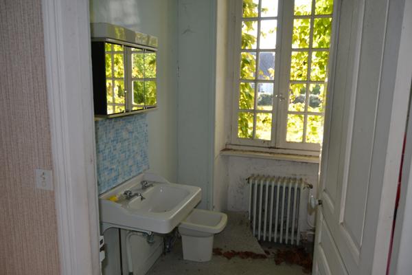 Guimaëc (29620) Guimaec centre bourg, maison en pierre 1930, cinq chambres, terrain clos avec carport.