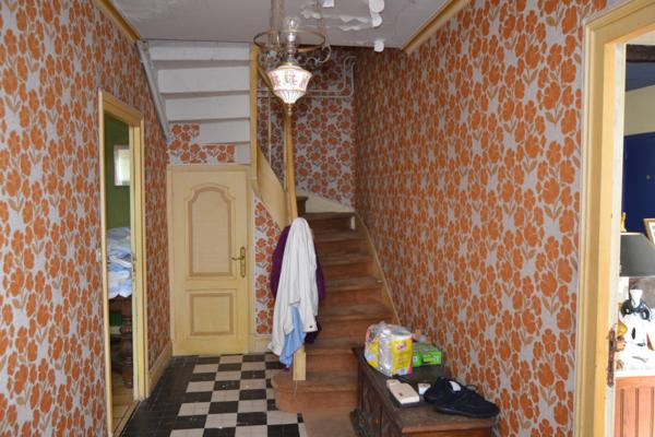 Guimaëc (29620) Guimaec centre bourg, maison en pierre 1930, cinq chambres, terrain clos avec carport.