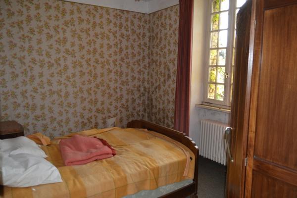 Guimaëc (29620) Guimaec centre bourg, maison en pierre 1930, cinq chambres, terrain clos avec carport.