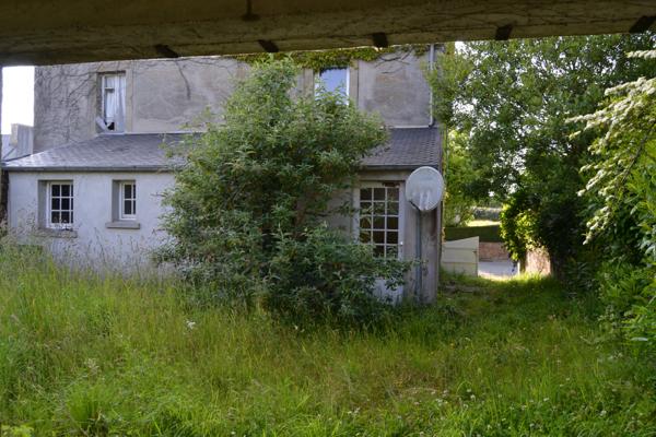 Guimaëc (29620) Guimaec centre bourg, maison en pierre 1930, cinq chambres, terrain clos avec carport.