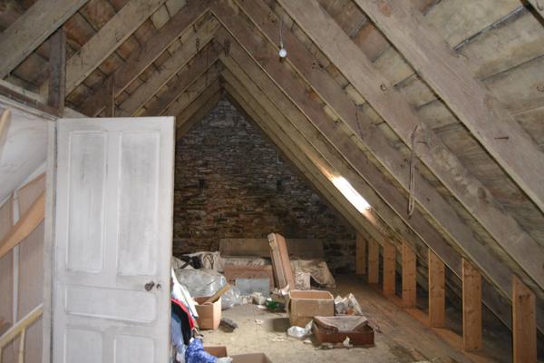 Guimaëc (29620) Guimaec centre bourg, maison en pierre 1930, cinq chambres, terrain clos avec carport.