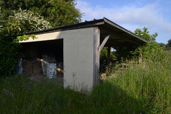 Guimaëc (29620) Guimaec centre bourg, maison en pierre 1930, cinq chambres, terrain clos avec carport.