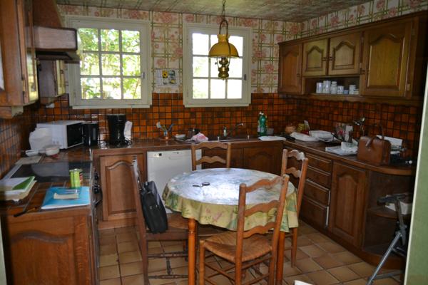 Guimaëc (29620) Guimaec centre bourg, maison en pierre 1930, cinq chambres, terrain clos avec carport.