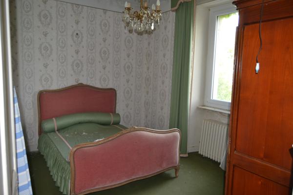 Guimaëc (29620) Guimaec centre bourg, maison en pierre 1930, cinq chambres, terrain clos avec carport.