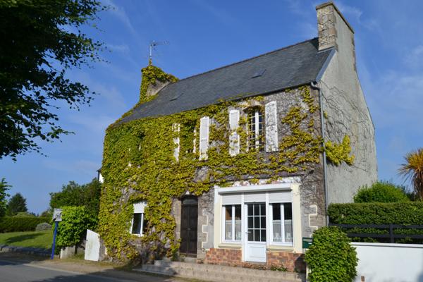 Guimaëc (29620) Guimaec centre bourg, maison en pierre 1930, cinq chambres, terrain clos avec carport.