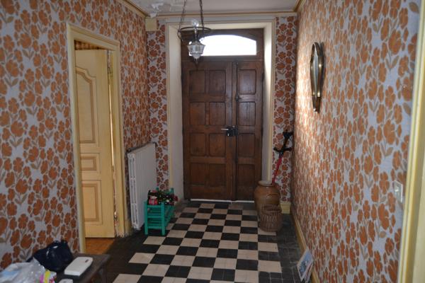 Guimaëc (29620) Guimaec centre bourg, maison en pierre 1930, cinq chambres, terrain clos avec carport.