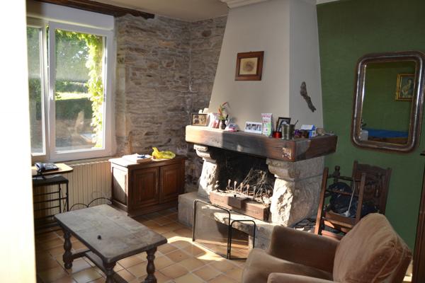 Guimaëc (29620) Guimaec centre bourg, maison en pierre 1930, cinq chambres, terrain clos avec carport.