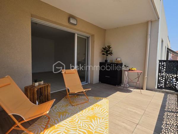 Et si votre journée commençait au soleil ? 

Au dernier étage d’une résidence récente de 2018, découvrez ce 2 pièces lumineux de 44,5 m² avec une terrasse plein sud de 14 m² — l’endroit parfait pour vos petits-déjeuners, vos moments de détente et vos belles soirées.

Dès l’entrée, tout est pensé pour le confort :
•	Une pièce de vie baignée de lumière, ouverte sur la terrasse
•	Une chambre avec dressing intégré et un balcon filant
•	Une salle d’eau moderne
•	Des WC indépendants

Le vrai plus au quotidien :
✅ Dernier étage avec ascenseur
✅ Résidence sécurisée (digicode + visiophone)
✅ Double vitrage et volets roulants
✅ Chauffage individuel électrique (maîtrisez vos dépenses)
✅ Place de stationnement privative sécurisée en sous-sol
✅ Charges maîtrisées : 120 € / mois, incluant l’eau chaude

Et l’emplacement ?... Vraiment recherché 
À quelques pas des commerces, des services et des transports, avec un accès rapide aux axes routiers, à la gare SNCF et à l’aéroport.

Cerise sur le gâteau : son excellente performance énergétique, DPE B / A, vous apporte confort et économies.

Résidence récente, dernier étage, terrasse plein sud, stationnement sécurisé, excellente performance énergétique et emplacement privilégié : autant d’atouts qui en font un bien rare, idéal pour une résidence principale, un pied-à-terre ou un investissement locatif.

Pour toute information ou organiser une visite, je me tiens à votre disposition 7 jours sur 7
Christine Aoustin – BSK Immobilier
06 11 46 60 64

---