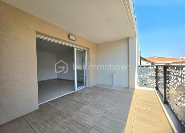 Et si votre journée commençait au soleil ? 

Au dernier étage d’une résidence récente de 2018, découvrez ce 2 pièces lumineux de 44,5 m² avec une terrasse plein sud de 14 m² — l’endroit parfait pour vos petits-déjeuners, vos moments de détente et vos belles soirées.

Dès l’entrée, tout est pensé pour le confort :
•	Une pièce de vie baignée de lumière, ouverte sur la terrasse
•	Une chambre avec dressing intégré et un balcon filant
•	Une salle d’eau moderne
•	Des WC indépendants

Le vrai plus au quotidien :
✅ Dernier étage avec ascenseur
✅ Résidence sécurisée (digicode + visiophone)
✅ Double vitrage et volets roulants
✅ Chauffage individuel électrique (maîtrisez vos dépenses)
✅ Place de stationnement privative sécurisée en sous-sol
✅ Charges maîtrisées : 120 € / mois, incluant l’eau chaude

Et l’emplacement ?... Vraiment recherché 
À quelques pas des commerces, des services et des transports, avec un accès rapide aux axes routiers, à la gare SNCF et à l’aéroport.

Cerise sur le gâteau : son excellente performance énergétique, DPE B / A, vous apporte confort et économies.

Résidence récente, dernier étage, terrasse plein sud, stationnement sécurisé, excellente performance énergétique et emplacement privilégié : autant d’atouts qui en font un bien rare, idéal pour une résidence principale, un pied-à-terre ou un investissement locatif.

Pour toute information ou organiser une visite, je me tiens à votre disposition 7 jours sur 7
Christine Aoustin – BSK Immobilier
06 11 46 60 64

---