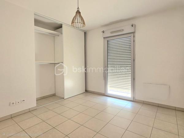 Et si votre journée commençait au soleil ? 

Au dernier étage d’une résidence récente de 2018, découvrez ce 2 pièces lumineux de 44,5 m² avec une terrasse plein sud de 14 m² — l’endroit parfait pour vos petits-déjeuners, vos moments de détente et vos belles soirées.

Dès l’entrée, tout est pensé pour le confort :
•	Une pièce de vie baignée de lumière, ouverte sur la terrasse
•	Une chambre avec dressing intégré et un balcon filant
•	Une salle d’eau moderne
•	Des WC indépendants

Le vrai plus au quotidien :
✅ Dernier étage avec ascenseur
✅ Résidence sécurisée (digicode + visiophone)
✅ Double vitrage et volets roulants
✅ Chauffage individuel électrique (maîtrisez vos dépenses)
✅ Place de stationnement privative sécurisée en sous-sol
✅ Charges maîtrisées : 120 € / mois, incluant l’eau chaude

Et l’emplacement ?... Vraiment recherché 
À quelques pas des commerces, des services et des transports, avec un accès rapide aux axes routiers, à la gare SNCF et à l’aéroport.

Cerise sur le gâteau : son excellente performance énergétique, DPE B / A, vous apporte confort et économies.

Résidence récente, dernier étage, terrasse plein sud, stationnement sécurisé, excellente performance énergétique et emplacement privilégié : autant d’atouts qui en font un bien rare, idéal pour une résidence principale, un pied-à-terre ou un investissement locatif.

Pour toute information ou organiser une visite, je me tiens à votre disposition 7 jours sur 7
Christine Aoustin – BSK Immobilier
06 11 46 60 64

---
