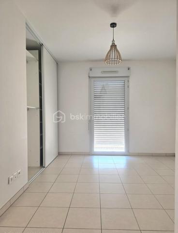 Et si votre journée commençait au soleil ? 

Au dernier étage d’une résidence récente de 2018, découvrez ce 2 pièces lumineux de 44,5 m² avec une terrasse plein sud de 14 m² — l’endroit parfait pour vos petits-déjeuners, vos moments de détente et vos belles soirées.

Dès l’entrée, tout est pensé pour le confort :
•	Une pièce de vie baignée de lumière, ouverte sur la terrasse
•	Une chambre avec dressing intégré et un balcon filant
•	Une salle d’eau moderne
•	Des WC indépendants

Le vrai plus au quotidien :
✅ Dernier étage avec ascenseur
✅ Résidence sécurisée (digicode + visiophone)
✅ Double vitrage et volets roulants
✅ Chauffage individuel électrique (maîtrisez vos dépenses)
✅ Place de stationnement privative sécurisée en sous-sol
✅ Charges maîtrisées : 120 € / mois, incluant l’eau chaude

Et l’emplacement ?... Vraiment recherché 
À quelques pas des commerces, des services et des transports, avec un accès rapide aux axes routiers, à la gare SNCF et à l’aéroport.

Cerise sur le gâteau : son excellente performance énergétique, DPE B / A, vous apporte confort et économies.

Résidence récente, dernier étage, terrasse plein sud, stationnement sécurisé, excellente performance énergétique et emplacement privilégié : autant d’atouts qui en font un bien rare, idéal pour une résidence principale, un pied-à-terre ou un investissement locatif.

Pour toute information ou organiser une visite, je me tiens à votre disposition 7 jours sur 7
Christine Aoustin – BSK Immobilier
06 11 46 60 64

---