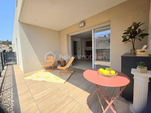Et si votre journée commençait au soleil ? 

Au dernier étage d’une résidence récente de 2018, découvrez ce 2 pièces lumineux de 44,5 m² avec une terrasse plein sud de 14 m² — l’endroit parfait pour vos petits-déjeuners, vos moments de détente et vos belles soirées.

Dès l’entrée, tout est pensé pour le confort :
•	Une pièce de vie baignée de lumière, ouverte sur la terrasse
•	Une chambre avec dressing intégré et un balcon filant
•	Une salle d’eau moderne
•	Des WC indépendants

Le vrai plus au quotidien :
✅ Dernier étage avec ascenseur
✅ Résidence sécurisée (digicode + visiophone)
✅ Double vitrage et volets roulants
✅ Chauffage individuel électrique (maîtrisez vos dépenses)
✅ Place de stationnement privative sécurisée en sous-sol
✅ Charges maîtrisées : 120 € / mois, incluant l’eau chaude

Et l’emplacement ?... Vraiment recherché 
À quelques pas des commerces, des services et des transports, avec un accès rapide aux axes routiers, à la gare SNCF et à l’aéroport.

Cerise sur le gâteau : son excellente performance énergétique, DPE B / A, vous apporte confort et économies.

Résidence récente, dernier étage, terrasse plein sud, stationnement sécurisé, excellente performance énergétique et emplacement privilégié : autant d’atouts qui en font un bien rare, idéal pour une résidence principale, un pied-à-terre ou un investissement locatif.

Pour toute information ou organiser une visite, je me tiens à votre disposition 7 jours sur 7
Christine Aoustin – BSK Immobilier
06 11 46 60 64

---