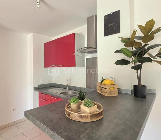 Et si votre journée commençait au soleil ? 

Au dernier étage d’une résidence récente de 2018, découvrez ce 2 pièces lumineux de 44,5 m² avec une terrasse plein sud de 14 m² — l’endroit parfait pour vos petits-déjeuners, vos moments de détente et vos belles soirées.

Dès l’entrée, tout est pensé pour le confort :
•	Une pièce de vie baignée de lumière, ouverte sur la terrasse
•	Une chambre avec dressing intégré et un balcon filant
•	Une salle d’eau moderne
•	Des WC indépendants

Le vrai plus au quotidien :
✅ Dernier étage avec ascenseur
✅ Résidence sécurisée (digicode + visiophone)
✅ Double vitrage et volets roulants
✅ Chauffage individuel électrique (maîtrisez vos dépenses)
✅ Place de stationnement privative sécurisée en sous-sol
✅ Charges maîtrisées : 120 € / mois, incluant l’eau chaude

Et l’emplacement ?... Vraiment recherché 
À quelques pas des commerces, des services et des transports, avec un accès rapide aux axes routiers, à la gare SNCF et à l’aéroport.

Cerise sur le gâteau : son excellente performance énergétique, DPE B / A, vous apporte confort et économies.

Résidence récente, dernier étage, terrasse plein sud, stationnement sécurisé, excellente performance énergétique et emplacement privilégié : autant d’atouts qui en font un bien rare, idéal pour une résidence principale, un pied-à-terre ou un investissement locatif.

Pour toute information ou organiser une visite, je me tiens à votre disposition 7 jours sur 7
Christine Aoustin – BSK Immobilier
06 11 46 60 64

---