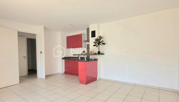 Et si votre journée commençait au soleil ? 

Au dernier étage d’une résidence récente de 2018, découvrez ce 2 pièces lumineux de 44,5 m² avec une terrasse plein sud de 14 m² — l’endroit parfait pour vos petits-déjeuners, vos moments de détente et vos belles soirées.

Dès l’entrée, tout est pensé pour le confort :
•	Une pièce de vie baignée de lumière, ouverte sur la terrasse
•	Une chambre avec dressing intégré et un balcon filant
•	Une salle d’eau moderne
•	Des WC indépendants

Le vrai plus au quotidien :
✅ Dernier étage avec ascenseur
✅ Résidence sécurisée (digicode + visiophone)
✅ Double vitrage et volets roulants
✅ Chauffage individuel électrique (maîtrisez vos dépenses)
✅ Place de stationnement privative sécurisée en sous-sol
✅ Charges maîtrisées : 120 € / mois, incluant l’eau chaude

Et l’emplacement ?... Vraiment recherché 
À quelques pas des commerces, des services et des transports, avec un accès rapide aux axes routiers, à la gare SNCF et à l’aéroport.

Cerise sur le gâteau : son excellente performance énergétique, DPE B / A, vous apporte confort et économies.

Résidence récente, dernier étage, terrasse plein sud, stationnement sécurisé, excellente performance énergétique et emplacement privilégié : autant d’atouts qui en font un bien rare, idéal pour une résidence principale, un pied-à-terre ou un investissement locatif.

Pour toute information ou organiser une visite, je me tiens à votre disposition 7 jours sur 7
Christine Aoustin – BSK Immobilier
06 11 46 60 64

---