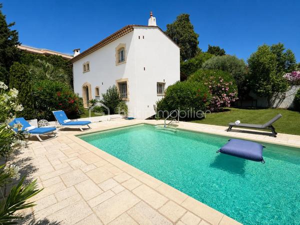 À quelques minutes seulement de la Croisette, des plages et du centre de Cannes, cette élégante villa de maçon de 177 m² vous offre le privilège de vivre dans un environnement résidentiel paisible tout en restant à proximité immédiate de toutes les commodités.

Nichée dans une rue calme du recherché quartier du Petit Juas, cette propriété séduit dès les premiers instants par son authenticité et la qualité de sa construction. Entourée de verdure, elle offre un véritable art de vivre où confort, sérénité et convivialité se conjuguent au quotidien.

La pièce de vie, baignée de lumière, dévoile un plafond cathédrale, une cheminée et une belle ouverture sur l'extérieur, créant une ambiance aussi élégante que chaleureuse.

La cuisine ouverte haut de gamme prolonge naturellement cet espace de réception, idéal pour partager de beaux moments en famille ou entre amis.

Le rez-de-chaussée accueille également une confortable suite parentale avec salle de bains, WC et salon privatif, véritable cocon indépendant ouvrant directement sur la terrasse et le jardin.

À l'étage, deux belles chambres climatisées disposent chacune de leur salle d'eau et de leurs toilettes privatives. L'une bénéficie d'un agréable solarium à l'abri des regards. 
Au même niveau, la mezzanine accueille un espace bureau ainsi qu'un dressing, parfait pour le télétravail et le rangement.

Le sous-sol offre de nombreuses possibilités d'aménagement:  une salle de télévision, jeux ou espace sport selon vos envies avec un coin buanderie et de nombreux rangement ainsi qu'une grande cave/atelier.

À l'extérieur, chaque espace invite à profiter pleinement du climat méditerranéen. Une vaste terrasse prolonge les pièces de vie, tandis que le jardin soigneusement paysagé accueille olivier, citronnier, camphrier, lauriers roses et palmiers autour d'une agréable piscine chauffée.

Un double garage de 41 m² permet de stationner deux véhicules.

Un emplacement particulièrement recherché.
La situation géographique constitue l'un des plus grands atouts de cette propriété :

✔ 10 minutes de la Croisette et des plages
✔ 10 minutes de la gare SNCF
✔ accès rapide à l'autoroute A8
✔ proximité immédiate des commerces
✔ écoles, collèges et crèches accessibles rapidement
✔ transports en commun à quelques pas
✔ Hôpital Simone Veil tout proche

Cette villa répond aussi bien aux attentes d'une famille recherchant une résidence principale de qualité qu'à celles d'acquéreurs souhaitant profiter d'une résidence secondaire à Cannes ou réaliser un investissement patrimonial.

Une propriété où l'on vient pour son emplacement… et où l'on reste pour son charme.

Visites sur rendez-vous – Vidéos disponibles sur demande
