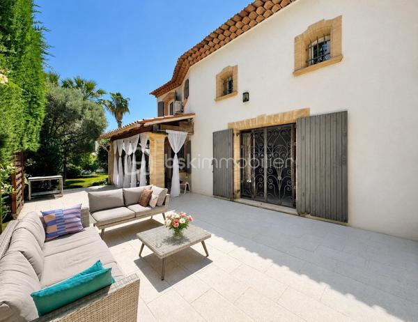 À quelques minutes seulement de la Croisette, des plages et du centre de Cannes, cette élégante villa de maçon de 177 m² vous offre le privilège de vivre dans un environnement résidentiel paisible tout en restant à proximité immédiate de toutes les commodités.

Nichée dans une rue calme du recherché quartier du Petit Juas, cette propriété séduit dès les premiers instants par son authenticité et la qualité de sa construction. Entourée de verdure, elle offre un véritable art de vivre où confort, sérénité et convivialité se conjuguent au quotidien.

La pièce de vie, baignée de lumière, dévoile un plafond cathédrale, une cheminée et une belle ouverture sur l'extérieur, créant une ambiance aussi élégante que chaleureuse.

La cuisine ouverte haut de gamme prolonge naturellement cet espace de réception, idéal pour partager de beaux moments en famille ou entre amis.

Le rez-de-chaussée accueille également une confortable suite parentale avec salle de bains, WC et salon privatif, véritable cocon indépendant ouvrant directement sur la terrasse et le jardin.

À l'étage, deux belles chambres climatisées disposent chacune de leur salle d'eau et de leurs toilettes privatives. L'une bénéficie d'un agréable solarium à l'abri des regards. 
Au même niveau, la mezzanine accueille un espace bureau ainsi qu'un dressing, parfait pour le télétravail et le rangement.

Le sous-sol offre de nombreuses possibilités d'aménagement:  une salle de télévision, jeux ou espace sport selon vos envies avec un coin buanderie et de nombreux rangement ainsi qu'une grande cave/atelier.

À l'extérieur, chaque espace invite à profiter pleinement du climat méditerranéen. Une vaste terrasse prolonge les pièces de vie, tandis que le jardin soigneusement paysagé accueille olivier, citronnier, camphrier, lauriers roses et palmiers autour d'une agréable piscine chauffée.

Un double garage de 41 m² permet de stationner deux véhicules.

Un emplacement particulièrement recherché.
La situation géographique constitue l'un des plus grands atouts de cette propriété :

✔ 10 minutes de la Croisette et des plages
✔ 10 minutes de la gare SNCF
✔ accès rapide à l'autoroute A8
✔ proximité immédiate des commerces
✔ écoles, collèges et crèches accessibles rapidement
✔ transports en commun à quelques pas
✔ Hôpital Simone Veil tout proche

Cette villa répond aussi bien aux attentes d'une famille recherchant une résidence principale de qualité qu'à celles d'acquéreurs souhaitant profiter d'une résidence secondaire à Cannes ou réaliser un investissement patrimonial.

Une propriété où l'on vient pour son emplacement… et où l'on reste pour son charme.

Visites sur rendez-vous – Vidéos disponibles sur demande