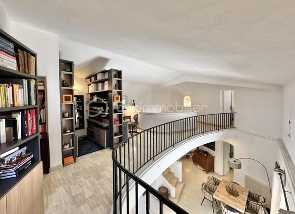 À quelques minutes seulement de la Croisette, des plages et du centre de Cannes, cette élégante villa de maçon de 177 m² vous offre le privilège de vivre dans un environnement résidentiel paisible tout en restant à proximité immédiate de toutes les commodités.

Nichée dans une rue calme du recherché quartier du Petit Juas, cette propriété séduit dès les premiers instants par son authenticité et la qualité de sa construction. Entourée de verdure, elle offre un véritable art de vivre où confort, sérénité et convivialité se conjuguent au quotidien.

La pièce de vie, baignée de lumière, dévoile un plafond cathédrale, une cheminée et une belle ouverture sur l'extérieur, créant une ambiance aussi élégante que chaleureuse.

La cuisine ouverte haut de gamme prolonge naturellement cet espace de réception, idéal pour partager de beaux moments en famille ou entre amis.

Le rez-de-chaussée accueille également une confortable suite parentale avec salle de bains, WC et salon privatif, véritable cocon indépendant ouvrant directement sur la terrasse et le jardin.

À l'étage, deux belles chambres climatisées disposent chacune de leur salle d'eau et de leurs toilettes privatives. L'une bénéficie d'un agréable solarium à l'abri des regards. 
Au même niveau, la mezzanine accueille un espace bureau ainsi qu'un dressing, parfait pour le télétravail et le rangement.

Le sous-sol offre de nombreuses possibilités d'aménagement:  une salle de télévision, jeux ou espace sport selon vos envies avec un coin buanderie et de nombreux rangement ainsi qu'une grande cave/atelier.

À l'extérieur, chaque espace invite à profiter pleinement du climat méditerranéen. Une vaste terrasse prolonge les pièces de vie, tandis que le jardin soigneusement paysagé accueille olivier, citronnier, camphrier, lauriers roses et palmiers autour d'une agréable piscine chauffée.

Un double garage de 41 m² permet de stationner deux véhicules.

Un emplacement particulièrement recherché.
La situation géographique constitue l'un des plus grands atouts de cette propriété :

✔ 10 minutes de la Croisette et des plages
✔ 10 minutes de la gare SNCF
✔ accès rapide à l'autoroute A8
✔ proximité immédiate des commerces
✔ écoles, collèges et crèches accessibles rapidement
✔ transports en commun à quelques pas
✔ Hôpital Simone Veil tout proche

Cette villa répond aussi bien aux attentes d'une famille recherchant une résidence principale de qualité qu'à celles d'acquéreurs souhaitant profiter d'une résidence secondaire à Cannes ou réaliser un investissement patrimonial.

Une propriété où l'on vient pour son emplacement… et où l'on reste pour son charme.

Visites sur rendez-vous – Vidéos disponibles sur demande