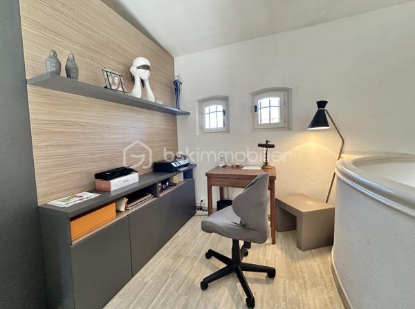 À quelques minutes seulement de la Croisette, des plages et du centre de Cannes, cette élégante villa de maçon de 177 m² vous offre le privilège de vivre dans un environnement résidentiel paisible tout en restant à proximité immédiate de toutes les commodités.

Nichée dans une rue calme du recherché quartier du Petit Juas, cette propriété séduit dès les premiers instants par son authenticité et la qualité de sa construction. Entourée de verdure, elle offre un véritable art de vivre où confort, sérénité et convivialité se conjuguent au quotidien.

La pièce de vie, baignée de lumière, dévoile un plafond cathédrale, une cheminée et une belle ouverture sur l'extérieur, créant une ambiance aussi élégante que chaleureuse.

La cuisine ouverte haut de gamme prolonge naturellement cet espace de réception, idéal pour partager de beaux moments en famille ou entre amis.

Le rez-de-chaussée accueille également une confortable suite parentale avec salle de bains, WC et salon privatif, véritable cocon indépendant ouvrant directement sur la terrasse et le jardin.

À l'étage, deux belles chambres climatisées disposent chacune de leur salle d'eau et de leurs toilettes privatives. L'une bénéficie d'un agréable solarium à l'abri des regards. 
Au même niveau, la mezzanine accueille un espace bureau ainsi qu'un dressing, parfait pour le télétravail et le rangement.

Le sous-sol offre de nombreuses possibilités d'aménagement:  une salle de télévision, jeux ou espace sport selon vos envies avec un coin buanderie et de nombreux rangement ainsi qu'une grande cave/atelier.

À l'extérieur, chaque espace invite à profiter pleinement du climat méditerranéen. Une vaste terrasse prolonge les pièces de vie, tandis que le jardin soigneusement paysagé accueille olivier, citronnier, camphrier, lauriers roses et palmiers autour d'une agréable piscine chauffée.

Un double garage de 41 m² permet de stationner deux véhicules.

Un emplacement particulièrement recherché.
La situation géographique constitue l'un des plus grands atouts de cette propriété :

✔ 10 minutes de la Croisette et des plages
✔ 10 minutes de la gare SNCF
✔ accès rapide à l'autoroute A8
✔ proximité immédiate des commerces
✔ écoles, collèges et crèches accessibles rapidement
✔ transports en commun à quelques pas
✔ Hôpital Simone Veil tout proche

Cette villa répond aussi bien aux attentes d'une famille recherchant une résidence principale de qualité qu'à celles d'acquéreurs souhaitant profiter d'une résidence secondaire à Cannes ou réaliser un investissement patrimonial.

Une propriété où l'on vient pour son emplacement… et où l'on reste pour son charme.

Visites sur rendez-vous – Vidéos disponibles sur demande