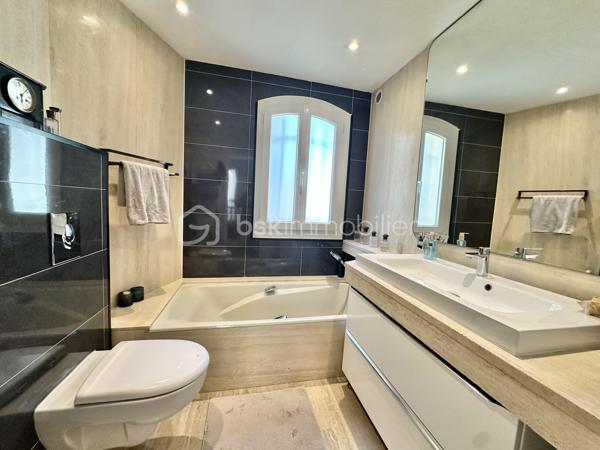 À quelques minutes seulement de la Croisette, des plages et du centre de Cannes, cette élégante villa de maçon de 177 m² vous offre le privilège de vivre dans un environnement résidentiel paisible tout en restant à proximité immédiate de toutes les commodités.

Nichée dans une rue calme du recherché quartier du Petit Juas, cette propriété séduit dès les premiers instants par son authenticité et la qualité de sa construction. Entourée de verdure, elle offre un véritable art de vivre où confort, sérénité et convivialité se conjuguent au quotidien.

La pièce de vie, baignée de lumière, dévoile un plafond cathédrale, une cheminée et une belle ouverture sur l'extérieur, créant une ambiance aussi élégante que chaleureuse.

La cuisine ouverte haut de gamme prolonge naturellement cet espace de réception, idéal pour partager de beaux moments en famille ou entre amis.

Le rez-de-chaussée accueille également une confortable suite parentale avec salle de bains, WC et salon privatif, véritable cocon indépendant ouvrant directement sur la terrasse et le jardin.

À l'étage, deux belles chambres climatisées disposent chacune de leur salle d'eau et de leurs toilettes privatives. L'une bénéficie d'un agréable solarium à l'abri des regards. 
Au même niveau, la mezzanine accueille un espace bureau ainsi qu'un dressing, parfait pour le télétravail et le rangement.

Le sous-sol offre de nombreuses possibilités d'aménagement:  une salle de télévision, jeux ou espace sport selon vos envies avec un coin buanderie et de nombreux rangement ainsi qu'une grande cave/atelier.

À l'extérieur, chaque espace invite à profiter pleinement du climat méditerranéen. Une vaste terrasse prolonge les pièces de vie, tandis que le jardin soigneusement paysagé accueille olivier, citronnier, camphrier, lauriers roses et palmiers autour d'une agréable piscine chauffée.

Un double garage de 41 m² permet de stationner deux véhicules.

Un emplacement particulièrement recherché.
La situation géographique constitue l'un des plus grands atouts de cette propriété :

✔ 10 minutes de la Croisette et des plages
✔ 10 minutes de la gare SNCF
✔ accès rapide à l'autoroute A8
✔ proximité immédiate des commerces
✔ écoles, collèges et crèches accessibles rapidement
✔ transports en commun à quelques pas
✔ Hôpital Simone Veil tout proche

Cette villa répond aussi bien aux attentes d'une famille recherchant une résidence principale de qualité qu'à celles d'acquéreurs souhaitant profiter d'une résidence secondaire à Cannes ou réaliser un investissement patrimonial.

Une propriété où l'on vient pour son emplacement… et où l'on reste pour son charme.

Visites sur rendez-vous – Vidéos disponibles sur demande