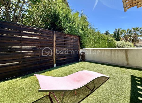 À quelques minutes seulement de la Croisette, des plages et du centre de Cannes, cette élégante villa de maçon de 177 m² vous offre le privilège de vivre dans un environnement résidentiel paisible tout en restant à proximité immédiate de toutes les commodités.

Nichée dans une rue calme du recherché quartier du Petit Juas, cette propriété séduit dès les premiers instants par son authenticité et la qualité de sa construction. Entourée de verdure, elle offre un véritable art de vivre où confort, sérénité et convivialité se conjuguent au quotidien.

La pièce de vie, baignée de lumière, dévoile un plafond cathédrale, une cheminée et une belle ouverture sur l'extérieur, créant une ambiance aussi élégante que chaleureuse.

La cuisine ouverte haut de gamme prolonge naturellement cet espace de réception, idéal pour partager de beaux moments en famille ou entre amis.

Le rez-de-chaussée accueille également une confortable suite parentale avec salle de bains, WC et salon privatif, véritable cocon indépendant ouvrant directement sur la terrasse et le jardin.

À l'étage, deux belles chambres climatisées disposent chacune de leur salle d'eau et de leurs toilettes privatives. L'une bénéficie d'un agréable solarium à l'abri des regards. 
Au même niveau, la mezzanine accueille un espace bureau ainsi qu'un dressing, parfait pour le télétravail et le rangement.

Le sous-sol offre de nombreuses possibilités d'aménagement:  une salle de télévision, jeux ou espace sport selon vos envies avec un coin buanderie et de nombreux rangement ainsi qu'une grande cave/atelier.

À l'extérieur, chaque espace invite à profiter pleinement du climat méditerranéen. Une vaste terrasse prolonge les pièces de vie, tandis que le jardin soigneusement paysagé accueille olivier, citronnier, camphrier, lauriers roses et palmiers autour d'une agréable piscine chauffée.

Un double garage de 41 m² permet de stationner deux véhicules.

Un emplacement particulièrement recherché.
La situation géographique constitue l'un des plus grands atouts de cette propriété :

✔ 10 minutes de la Croisette et des plages
✔ 10 minutes de la gare SNCF
✔ accès rapide à l'autoroute A8
✔ proximité immédiate des commerces
✔ écoles, collèges et crèches accessibles rapidement
✔ transports en commun à quelques pas
✔ Hôpital Simone Veil tout proche

Cette villa répond aussi bien aux attentes d'une famille recherchant une résidence principale de qualité qu'à celles d'acquéreurs souhaitant profiter d'une résidence secondaire à Cannes ou réaliser un investissement patrimonial.

Une propriété où l'on vient pour son emplacement… et où l'on reste pour son charme.

Visites sur rendez-vous – Vidéos disponibles sur demande