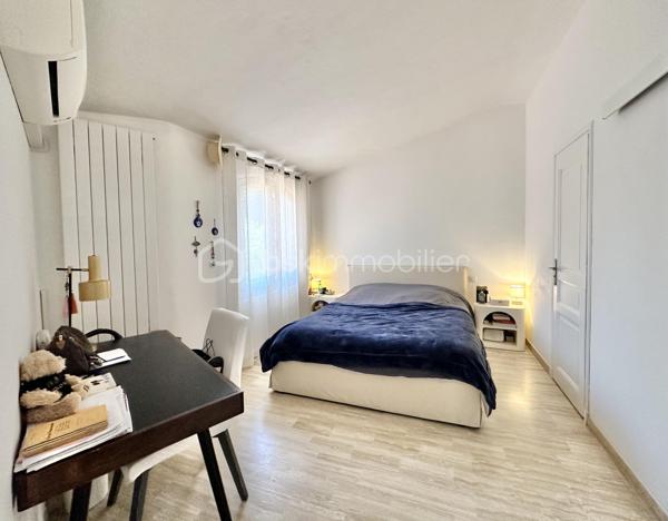 À quelques minutes seulement de la Croisette, des plages et du centre de Cannes, cette élégante villa de maçon de 177 m² vous offre le privilège de vivre dans un environnement résidentiel paisible tout en restant à proximité immédiate de toutes les commodités.

Nichée dans une rue calme du recherché quartier du Petit Juas, cette propriété séduit dès les premiers instants par son authenticité et la qualité de sa construction. Entourée de verdure, elle offre un véritable art de vivre où confort, sérénité et convivialité se conjuguent au quotidien.

La pièce de vie, baignée de lumière, dévoile un plafond cathédrale, une cheminée et une belle ouverture sur l'extérieur, créant une ambiance aussi élégante que chaleureuse.

La cuisine ouverte haut de gamme prolonge naturellement cet espace de réception, idéal pour partager de beaux moments en famille ou entre amis.

Le rez-de-chaussée accueille également une confortable suite parentale avec salle de bains, WC et salon privatif, véritable cocon indépendant ouvrant directement sur la terrasse et le jardin.

À l'étage, deux belles chambres climatisées disposent chacune de leur salle d'eau et de leurs toilettes privatives. L'une bénéficie d'un agréable solarium à l'abri des regards. 
Au même niveau, la mezzanine accueille un espace bureau ainsi qu'un dressing, parfait pour le télétravail et le rangement.

Le sous-sol offre de nombreuses possibilités d'aménagement:  une salle de télévision, jeux ou espace sport selon vos envies avec un coin buanderie et de nombreux rangement ainsi qu'une grande cave/atelier.

À l'extérieur, chaque espace invite à profiter pleinement du climat méditerranéen. Une vaste terrasse prolonge les pièces de vie, tandis que le jardin soigneusement paysagé accueille olivier, citronnier, camphrier, lauriers roses et palmiers autour d'une agréable piscine chauffée.

Un double garage de 41 m² permet de stationner deux véhicules.

Un emplacement particulièrement recherché.
La situation géographique constitue l'un des plus grands atouts de cette propriété :

✔ 10 minutes de la Croisette et des plages
✔ 10 minutes de la gare SNCF
✔ accès rapide à l'autoroute A8
✔ proximité immédiate des commerces
✔ écoles, collèges et crèches accessibles rapidement
✔ transports en commun à quelques pas
✔ Hôpital Simone Veil tout proche

Cette villa répond aussi bien aux attentes d'une famille recherchant une résidence principale de qualité qu'à celles d'acquéreurs souhaitant profiter d'une résidence secondaire à Cannes ou réaliser un investissement patrimonial.

Une propriété où l'on vient pour son emplacement… et où l'on reste pour son charme.

Visites sur rendez-vous – Vidéos disponibles sur demande