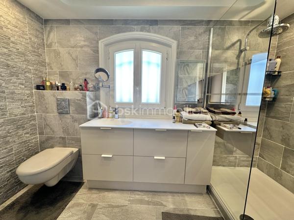 À quelques minutes seulement de la Croisette, des plages et du centre de Cannes, cette élégante villa de maçon de 177 m² vous offre le privilège de vivre dans un environnement résidentiel paisible tout en restant à proximité immédiate de toutes les commodités.

Nichée dans une rue calme du recherché quartier du Petit Juas, cette propriété séduit dès les premiers instants par son authenticité et la qualité de sa construction. Entourée de verdure, elle offre un véritable art de vivre où confort, sérénité et convivialité se conjuguent au quotidien.

La pièce de vie, baignée de lumière, dévoile un plafond cathédrale, une cheminée et une belle ouverture sur l'extérieur, créant une ambiance aussi élégante que chaleureuse.

La cuisine ouverte haut de gamme prolonge naturellement cet espace de réception, idéal pour partager de beaux moments en famille ou entre amis.

Le rez-de-chaussée accueille également une confortable suite parentale avec salle de bains, WC et salon privatif, véritable cocon indépendant ouvrant directement sur la terrasse et le jardin.

À l'étage, deux belles chambres climatisées disposent chacune de leur salle d'eau et de leurs toilettes privatives. L'une bénéficie d'un agréable solarium à l'abri des regards. 
Au même niveau, la mezzanine accueille un espace bureau ainsi qu'un dressing, parfait pour le télétravail et le rangement.

Le sous-sol offre de nombreuses possibilités d'aménagement:  une salle de télévision, jeux ou espace sport selon vos envies avec un coin buanderie et de nombreux rangement ainsi qu'une grande cave/atelier.

À l'extérieur, chaque espace invite à profiter pleinement du climat méditerranéen. Une vaste terrasse prolonge les pièces de vie, tandis que le jardin soigneusement paysagé accueille olivier, citronnier, camphrier, lauriers roses et palmiers autour d'une agréable piscine chauffée.

Un double garage de 41 m² permet de stationner deux véhicules.

Un emplacement particulièrement recherché.
La situation géographique constitue l'un des plus grands atouts de cette propriété :

✔ 10 minutes de la Croisette et des plages
✔ 10 minutes de la gare SNCF
✔ accès rapide à l'autoroute A8
✔ proximité immédiate des commerces
✔ écoles, collèges et crèches accessibles rapidement
✔ transports en commun à quelques pas
✔ Hôpital Simone Veil tout proche

Cette villa répond aussi bien aux attentes d'une famille recherchant une résidence principale de qualité qu'à celles d'acquéreurs souhaitant profiter d'une résidence secondaire à Cannes ou réaliser un investissement patrimonial.

Une propriété où l'on vient pour son emplacement… et où l'on reste pour son charme.

Visites sur rendez-vous – Vidéos disponibles sur demande