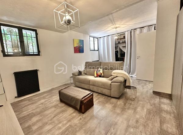 À quelques minutes seulement de la Croisette, des plages et du centre de Cannes, cette élégante villa de maçon de 177 m² vous offre le privilège de vivre dans un environnement résidentiel paisible tout en restant à proximité immédiate de toutes les commodités.

Nichée dans une rue calme du recherché quartier du Petit Juas, cette propriété séduit dès les premiers instants par son authenticité et la qualité de sa construction. Entourée de verdure, elle offre un véritable art de vivre où confort, sérénité et convivialité se conjuguent au quotidien.

La pièce de vie, baignée de lumière, dévoile un plafond cathédrale, une cheminée et une belle ouverture sur l'extérieur, créant une ambiance aussi élégante que chaleureuse.

La cuisine ouverte haut de gamme prolonge naturellement cet espace de réception, idéal pour partager de beaux moments en famille ou entre amis.

Le rez-de-chaussée accueille également une confortable suite parentale avec salle de bains, WC et salon privatif, véritable cocon indépendant ouvrant directement sur la terrasse et le jardin.

À l'étage, deux belles chambres climatisées disposent chacune de leur salle d'eau et de leurs toilettes privatives. L'une bénéficie d'un agréable solarium à l'abri des regards. 
Au même niveau, la mezzanine accueille un espace bureau ainsi qu'un dressing, parfait pour le télétravail et le rangement.

Le sous-sol offre de nombreuses possibilités d'aménagement:  une salle de télévision, jeux ou espace sport selon vos envies avec un coin buanderie et de nombreux rangement ainsi qu'une grande cave/atelier.

À l'extérieur, chaque espace invite à profiter pleinement du climat méditerranéen. Une vaste terrasse prolonge les pièces de vie, tandis que le jardin soigneusement paysagé accueille olivier, citronnier, camphrier, lauriers roses et palmiers autour d'une agréable piscine chauffée.

Un double garage de 41 m² permet de stationner deux véhicules.

Un emplacement particulièrement recherché.
La situation géographique constitue l'un des plus grands atouts de cette propriété :

✔ 10 minutes de la Croisette et des plages
✔ 10 minutes de la gare SNCF
✔ accès rapide à l'autoroute A8
✔ proximité immédiate des commerces
✔ écoles, collèges et crèches accessibles rapidement
✔ transports en commun à quelques pas
✔ Hôpital Simone Veil tout proche

Cette villa répond aussi bien aux attentes d'une famille recherchant une résidence principale de qualité qu'à celles d'acquéreurs souhaitant profiter d'une résidence secondaire à Cannes ou réaliser un investissement patrimonial.

Une propriété où l'on vient pour son emplacement… et où l'on reste pour son charme.

Visites sur rendez-vous – Vidéos disponibles sur demande