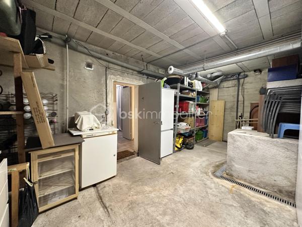 À quelques minutes seulement de la Croisette, des plages et du centre de Cannes, cette élégante villa de maçon de 177 m² vous offre le privilège de vivre dans un environnement résidentiel paisible tout en restant à proximité immédiate de toutes les commodités.

Nichée dans une rue calme du recherché quartier du Petit Juas, cette propriété séduit dès les premiers instants par son authenticité et la qualité de sa construction. Entourée de verdure, elle offre un véritable art de vivre où confort, sérénité et convivialité se conjuguent au quotidien.

La pièce de vie, baignée de lumière, dévoile un plafond cathédrale, une cheminée et une belle ouverture sur l'extérieur, créant une ambiance aussi élégante que chaleureuse.

La cuisine ouverte haut de gamme prolonge naturellement cet espace de réception, idéal pour partager de beaux moments en famille ou entre amis.

Le rez-de-chaussée accueille également une confortable suite parentale avec salle de bains, WC et salon privatif, véritable cocon indépendant ouvrant directement sur la terrasse et le jardin.

À l'étage, deux belles chambres climatisées disposent chacune de leur salle d'eau et de leurs toilettes privatives. L'une bénéficie d'un agréable solarium à l'abri des regards. 
Au même niveau, la mezzanine accueille un espace bureau ainsi qu'un dressing, parfait pour le télétravail et le rangement.

Le sous-sol offre de nombreuses possibilités d'aménagement:  une salle de télévision, jeux ou espace sport selon vos envies avec un coin buanderie et de nombreux rangement ainsi qu'une grande cave/atelier.

À l'extérieur, chaque espace invite à profiter pleinement du climat méditerranéen. Une vaste terrasse prolonge les pièces de vie, tandis que le jardin soigneusement paysagé accueille olivier, citronnier, camphrier, lauriers roses et palmiers autour d'une agréable piscine chauffée.

Un double garage de 41 m² permet de stationner deux véhicules.

Un emplacement particulièrement recherché.
La situation géographique constitue l'un des plus grands atouts de cette propriété :

✔ 10 minutes de la Croisette et des plages
✔ 10 minutes de la gare SNCF
✔ accès rapide à l'autoroute A8
✔ proximité immédiate des commerces
✔ écoles, collèges et crèches accessibles rapidement
✔ transports en commun à quelques pas
✔ Hôpital Simone Veil tout proche

Cette villa répond aussi bien aux attentes d'une famille recherchant une résidence principale de qualité qu'à celles d'acquéreurs souhaitant profiter d'une résidence secondaire à Cannes ou réaliser un investissement patrimonial.

Une propriété où l'on vient pour son emplacement… et où l'on reste pour son charme.

Visites sur rendez-vous – Vidéos disponibles sur demande
