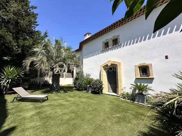 À quelques minutes seulement de la Croisette, des plages et du centre de Cannes, cette élégante villa de maçon de 177 m² vous offre le privilège de vivre dans un environnement résidentiel paisible tout en restant à proximité immédiate de toutes les commodités.

Nichée dans une rue calme du recherché quartier du Petit Juas, cette propriété séduit dès les premiers instants par son authenticité et la qualité de sa construction. Entourée de verdure, elle offre un véritable art de vivre où confort, sérénité et convivialité se conjuguent au quotidien.

La pièce de vie, baignée de lumière, dévoile un plafond cathédrale, une cheminée et une belle ouverture sur l'extérieur, créant une ambiance aussi élégante que chaleureuse.

La cuisine ouverte haut de gamme prolonge naturellement cet espace de réception, idéal pour partager de beaux moments en famille ou entre amis.

Le rez-de-chaussée accueille également une confortable suite parentale avec salle de bains, WC et salon privatif, véritable cocon indépendant ouvrant directement sur la terrasse et le jardin.

À l'étage, deux belles chambres climatisées disposent chacune de leur salle d'eau et de leurs toilettes privatives. L'une bénéficie d'un agréable solarium à l'abri des regards. 
Au même niveau, la mezzanine accueille un espace bureau ainsi qu'un dressing, parfait pour le télétravail et le rangement.

Le sous-sol offre de nombreuses possibilités d'aménagement:  une salle de télévision, jeux ou espace sport selon vos envies avec un coin buanderie et de nombreux rangement ainsi qu'une grande cave/atelier.

À l'extérieur, chaque espace invite à profiter pleinement du climat méditerranéen. Une vaste terrasse prolonge les pièces de vie, tandis que le jardin soigneusement paysagé accueille olivier, citronnier, camphrier, lauriers roses et palmiers autour d'une agréable piscine chauffée.

Un double garage de 41 m² permet de stationner deux véhicules.

Un emplacement particulièrement recherché.
La situation géographique constitue l'un des plus grands atouts de cette propriété :

✔ 10 minutes de la Croisette et des plages
✔ 10 minutes de la gare SNCF
✔ accès rapide à l'autoroute A8
✔ proximité immédiate des commerces
✔ écoles, collèges et crèches accessibles rapidement
✔ transports en commun à quelques pas
✔ Hôpital Simone Veil tout proche

Cette villa répond aussi bien aux attentes d'une famille recherchant une résidence principale de qualité qu'à celles d'acquéreurs souhaitant profiter d'une résidence secondaire à Cannes ou réaliser un investissement patrimonial.

Une propriété où l'on vient pour son emplacement… et où l'on reste pour son charme.

Visites sur rendez-vous – Vidéos disponibles sur demande