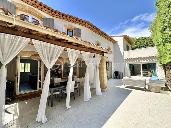 À quelques minutes seulement de la Croisette, des plages et du centre de Cannes, cette élégante villa de maçon de 177 m² vous offre le privilège de vivre dans un environnement résidentiel paisible tout en restant à proximité immédiate de toutes les commodités.

Nichée dans une rue calme du recherché quartier du Petit Juas, cette propriété séduit dès les premiers instants par son authenticité et la qualité de sa construction. Entourée de verdure, elle offre un véritable art de vivre où confort, sérénité et convivialité se conjuguent au quotidien.

La pièce de vie, baignée de lumière, dévoile un plafond cathédrale, une cheminée et une belle ouverture sur l'extérieur, créant une ambiance aussi élégante que chaleureuse.

La cuisine ouverte haut de gamme prolonge naturellement cet espace de réception, idéal pour partager de beaux moments en famille ou entre amis.

Le rez-de-chaussée accueille également une confortable suite parentale avec salle de bains, WC et salon privatif, véritable cocon indépendant ouvrant directement sur la terrasse et le jardin.

À l'étage, deux belles chambres climatisées disposent chacune de leur salle d'eau et de leurs toilettes privatives. L'une bénéficie d'un agréable solarium à l'abri des regards. 
Au même niveau, la mezzanine accueille un espace bureau ainsi qu'un dressing, parfait pour le télétravail et le rangement.

Le sous-sol offre de nombreuses possibilités d'aménagement:  une salle de télévision, jeux ou espace sport selon vos envies avec un coin buanderie et de nombreux rangement ainsi qu'une grande cave/atelier.

À l'extérieur, chaque espace invite à profiter pleinement du climat méditerranéen. Une vaste terrasse prolonge les pièces de vie, tandis que le jardin soigneusement paysagé accueille olivier, citronnier, camphrier, lauriers roses et palmiers autour d'une agréable piscine chauffée.

Un double garage de 41 m² permet de stationner deux véhicules.

Un emplacement particulièrement recherché.
La situation géographique constitue l'un des plus grands atouts de cette propriété :

✔ 10 minutes de la Croisette et des plages
✔ 10 minutes de la gare SNCF
✔ accès rapide à l'autoroute A8
✔ proximité immédiate des commerces
✔ écoles, collèges et crèches accessibles rapidement
✔ transports en commun à quelques pas
✔ Hôpital Simone Veil tout proche

Cette villa répond aussi bien aux attentes d'une famille recherchant une résidence principale de qualité qu'à celles d'acquéreurs souhaitant profiter d'une résidence secondaire à Cannes ou réaliser un investissement patrimonial.

Une propriété où l'on vient pour son emplacement… et où l'on reste pour son charme.

Visites sur rendez-vous – Vidéos disponibles sur demande