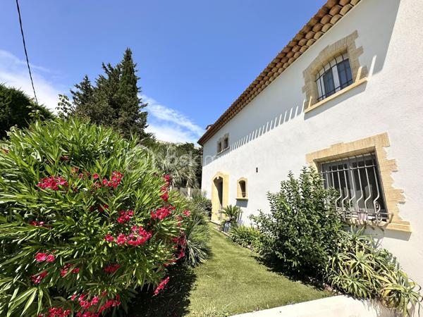 À quelques minutes seulement de la Croisette, des plages et du centre de Cannes, cette élégante villa de maçon de 177 m² vous offre le privilège de vivre dans un environnement résidentiel paisible tout en restant à proximité immédiate de toutes les commodités.

Nichée dans une rue calme du recherché quartier du Petit Juas, cette propriété séduit dès les premiers instants par son authenticité et la qualité de sa construction. Entourée de verdure, elle offre un véritable art de vivre où confort, sérénité et convivialité se conjuguent au quotidien.

La pièce de vie, baignée de lumière, dévoile un plafond cathédrale, une cheminée et une belle ouverture sur l'extérieur, créant une ambiance aussi élégante que chaleureuse.

La cuisine ouverte haut de gamme prolonge naturellement cet espace de réception, idéal pour partager de beaux moments en famille ou entre amis.

Le rez-de-chaussée accueille également une confortable suite parentale avec salle de bains, WC et salon privatif, véritable cocon indépendant ouvrant directement sur la terrasse et le jardin.

À l'étage, deux belles chambres climatisées disposent chacune de leur salle d'eau et de leurs toilettes privatives. L'une bénéficie d'un agréable solarium à l'abri des regards. 
Au même niveau, la mezzanine accueille un espace bureau ainsi qu'un dressing, parfait pour le télétravail et le rangement.

Le sous-sol offre de nombreuses possibilités d'aménagement:  une salle de télévision, jeux ou espace sport selon vos envies avec un coin buanderie et de nombreux rangement ainsi qu'une grande cave/atelier.

À l'extérieur, chaque espace invite à profiter pleinement du climat méditerranéen. Une vaste terrasse prolonge les pièces de vie, tandis que le jardin soigneusement paysagé accueille olivier, citronnier, camphrier, lauriers roses et palmiers autour d'une agréable piscine chauffée.

Un double garage de 41 m² permet de stationner deux véhicules.

Un emplacement particulièrement recherché.
La situation géographique constitue l'un des plus grands atouts de cette propriété :

✔ 10 minutes de la Croisette et des plages
✔ 10 minutes de la gare SNCF
✔ accès rapide à l'autoroute A8
✔ proximité immédiate des commerces
✔ écoles, collèges et crèches accessibles rapidement
✔ transports en commun à quelques pas
✔ Hôpital Simone Veil tout proche

Cette villa répond aussi bien aux attentes d'une famille recherchant une résidence principale de qualité qu'à celles d'acquéreurs souhaitant profiter d'une résidence secondaire à Cannes ou réaliser un investissement patrimonial.

Une propriété où l'on vient pour son emplacement… et où l'on reste pour son charme.

Visites sur rendez-vous – Vidéos disponibles sur demande