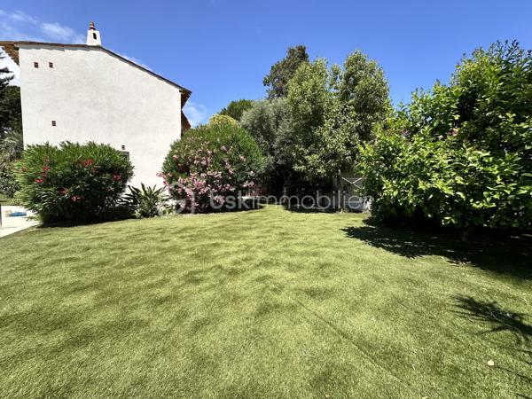 À quelques minutes seulement de la Croisette, des plages et du centre de Cannes, cette élégante villa de maçon de 177 m² vous offre le privilège de vivre dans un environnement résidentiel paisible tout en restant à proximité immédiate de toutes les commodités.

Nichée dans une rue calme du recherché quartier du Petit Juas, cette propriété séduit dès les premiers instants par son authenticité et la qualité de sa construction. Entourée de verdure, elle offre un véritable art de vivre où confort, sérénité et convivialité se conjuguent au quotidien.

La pièce de vie, baignée de lumière, dévoile un plafond cathédrale, une cheminée et une belle ouverture sur l'extérieur, créant une ambiance aussi élégante que chaleureuse.

La cuisine ouverte haut de gamme prolonge naturellement cet espace de réception, idéal pour partager de beaux moments en famille ou entre amis.

Le rez-de-chaussée accueille également une confortable suite parentale avec salle de bains, WC et salon privatif, véritable cocon indépendant ouvrant directement sur la terrasse et le jardin.

À l'étage, deux belles chambres climatisées disposent chacune de leur salle d'eau et de leurs toilettes privatives. L'une bénéficie d'un agréable solarium à l'abri des regards. 
Au même niveau, la mezzanine accueille un espace bureau ainsi qu'un dressing, parfait pour le télétravail et le rangement.

Le sous-sol offre de nombreuses possibilités d'aménagement:  une salle de télévision, jeux ou espace sport selon vos envies avec un coin buanderie et de nombreux rangement ainsi qu'une grande cave/atelier.

À l'extérieur, chaque espace invite à profiter pleinement du climat méditerranéen. Une vaste terrasse prolonge les pièces de vie, tandis que le jardin soigneusement paysagé accueille olivier, citronnier, camphrier, lauriers roses et palmiers autour d'une agréable piscine chauffée.

Un double garage de 41 m² permet de stationner deux véhicules.

Un emplacement particulièrement recherché.
La situation géographique constitue l'un des plus grands atouts de cette propriété :

✔ 10 minutes de la Croisette et des plages
✔ 10 minutes de la gare SNCF
✔ accès rapide à l'autoroute A8
✔ proximité immédiate des commerces
✔ écoles, collèges et crèches accessibles rapidement
✔ transports en commun à quelques pas
✔ Hôpital Simone Veil tout proche

Cette villa répond aussi bien aux attentes d'une famille recherchant une résidence principale de qualité qu'à celles d'acquéreurs souhaitant profiter d'une résidence secondaire à Cannes ou réaliser un investissement patrimonial.

Une propriété où l'on vient pour son emplacement… et où l'on reste pour son charme.

Visites sur rendez-vous – Vidéos disponibles sur demande