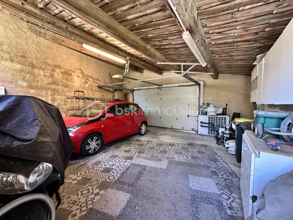 À quelques minutes seulement de la Croisette, des plages et du centre de Cannes, cette élégante villa de maçon de 177 m² vous offre le privilège de vivre dans un environnement résidentiel paisible tout en restant à proximité immédiate de toutes les commodités.

Nichée dans une rue calme du recherché quartier du Petit Juas, cette propriété séduit dès les premiers instants par son authenticité et la qualité de sa construction. Entourée de verdure, elle offre un véritable art de vivre où confort, sérénité et convivialité se conjuguent au quotidien.

La pièce de vie, baignée de lumière, dévoile un plafond cathédrale, une cheminée et une belle ouverture sur l'extérieur, créant une ambiance aussi élégante que chaleureuse.

La cuisine ouverte haut de gamme prolonge naturellement cet espace de réception, idéal pour partager de beaux moments en famille ou entre amis.

Le rez-de-chaussée accueille également une confortable suite parentale avec salle de bains, WC et salon privatif, véritable cocon indépendant ouvrant directement sur la terrasse et le jardin.

À l'étage, deux belles chambres climatisées disposent chacune de leur salle d'eau et de leurs toilettes privatives. L'une bénéficie d'un agréable solarium à l'abri des regards. 
Au même niveau, la mezzanine accueille un espace bureau ainsi qu'un dressing, parfait pour le télétravail et le rangement.

Le sous-sol offre de nombreuses possibilités d'aménagement:  une salle de télévision, jeux ou espace sport selon vos envies avec un coin buanderie et de nombreux rangement ainsi qu'une grande cave/atelier.

À l'extérieur, chaque espace invite à profiter pleinement du climat méditerranéen. Une vaste terrasse prolonge les pièces de vie, tandis que le jardin soigneusement paysagé accueille olivier, citronnier, camphrier, lauriers roses et palmiers autour d'une agréable piscine chauffée.

Un double garage de 41 m² permet de stationner deux véhicules.

Un emplacement particulièrement recherché.
La situation géographique constitue l'un des plus grands atouts de cette propriété :

✔ 10 minutes de la Croisette et des plages
✔ 10 minutes de la gare SNCF
✔ accès rapide à l'autoroute A8
✔ proximité immédiate des commerces
✔ écoles, collèges et crèches accessibles rapidement
✔ transports en commun à quelques pas
✔ Hôpital Simone Veil tout proche

Cette villa répond aussi bien aux attentes d'une famille recherchant une résidence principale de qualité qu'à celles d'acquéreurs souhaitant profiter d'une résidence secondaire à Cannes ou réaliser un investissement patrimonial.

Une propriété où l'on vient pour son emplacement… et où l'on reste pour son charme.

Visites sur rendez-vous – Vidéos disponibles sur demande